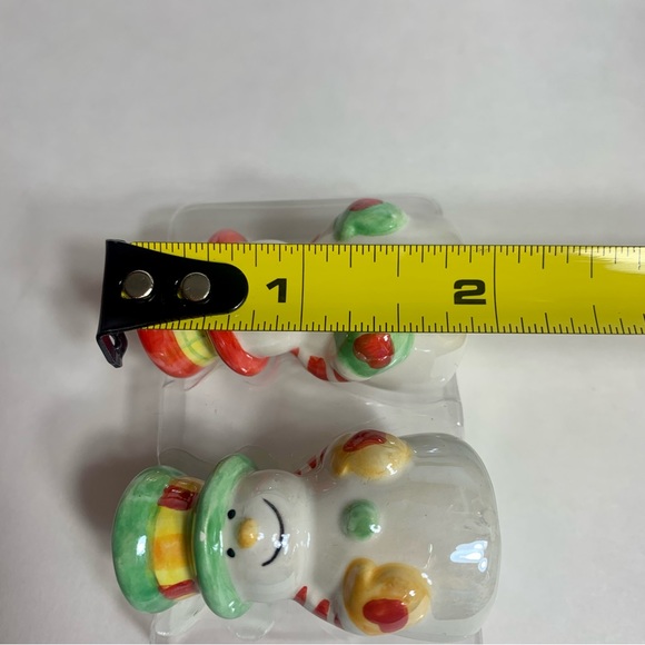 NWT. Mini Snowman salt & pepper shaker matching set. Ceramic adorable snowmen. - Picture 9 of 10